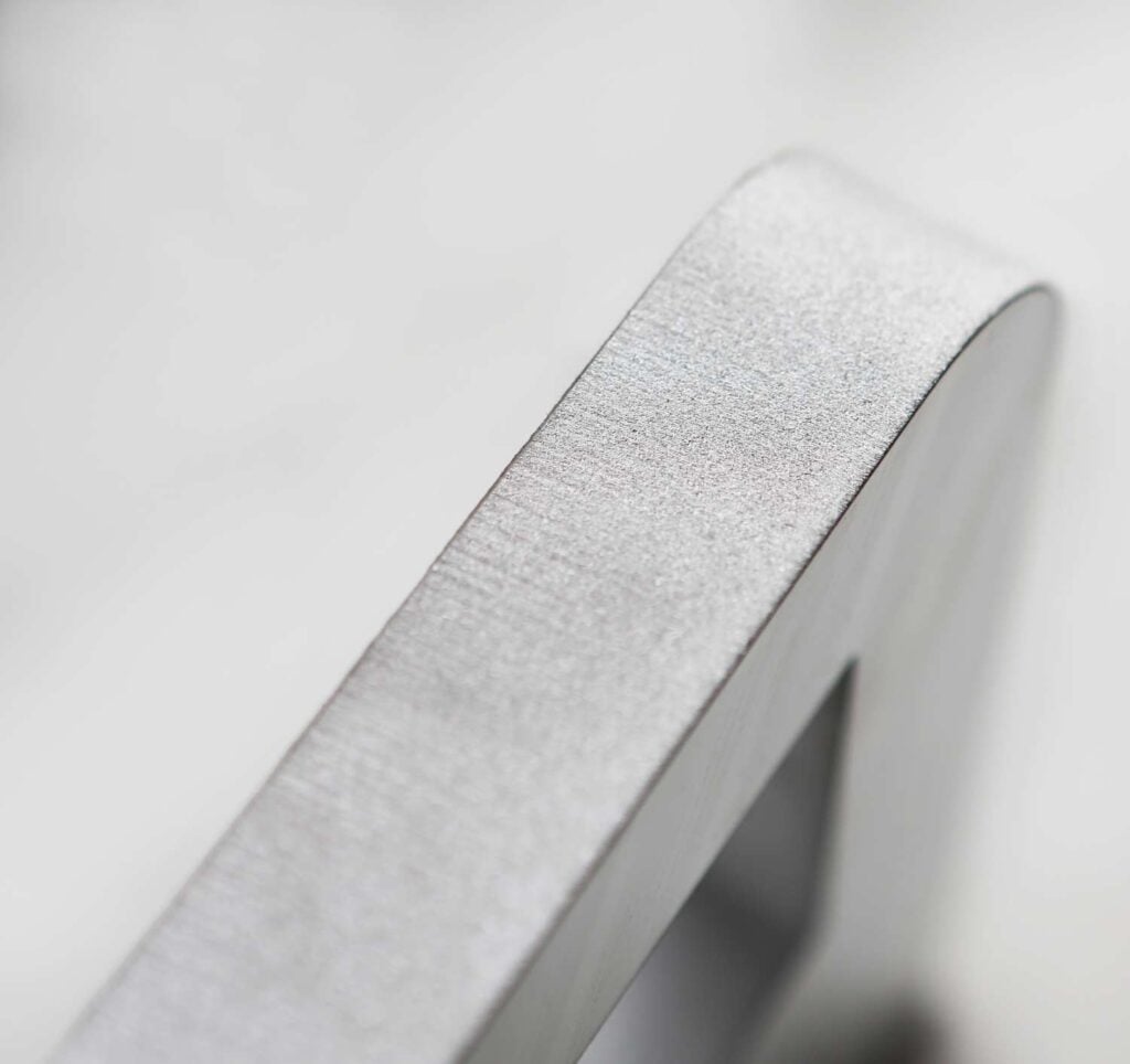 Krawędź cięcia kawałka aluminium w jakości cięcia Q3